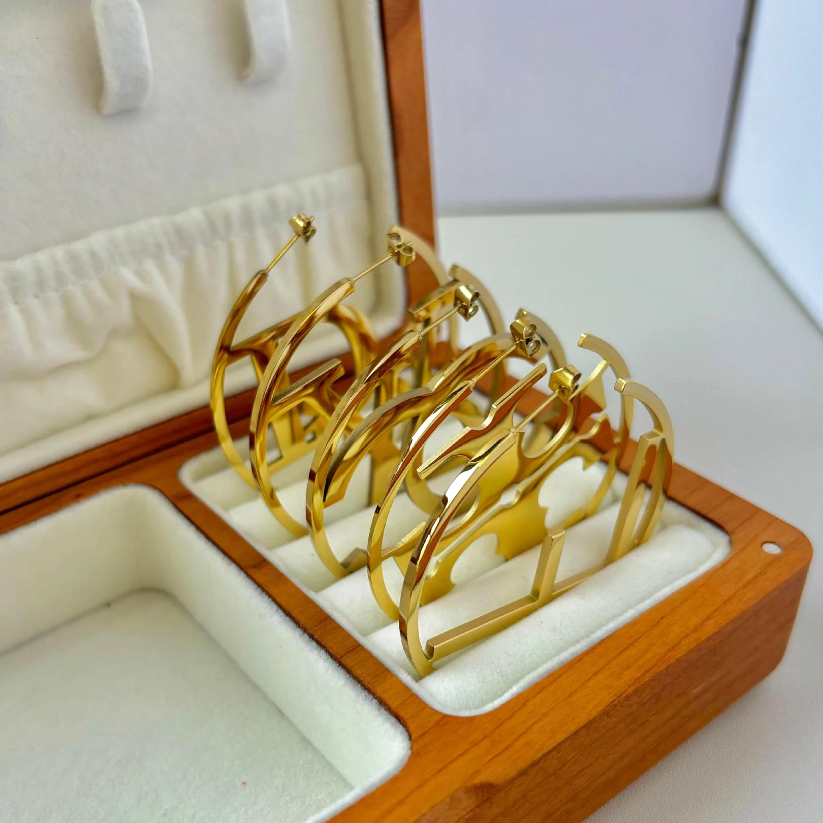 Fashion Brand 5Cm 18K Gold Plated Stainless Steel  V Dc F Latest Style Aretes Designer Big Earrings