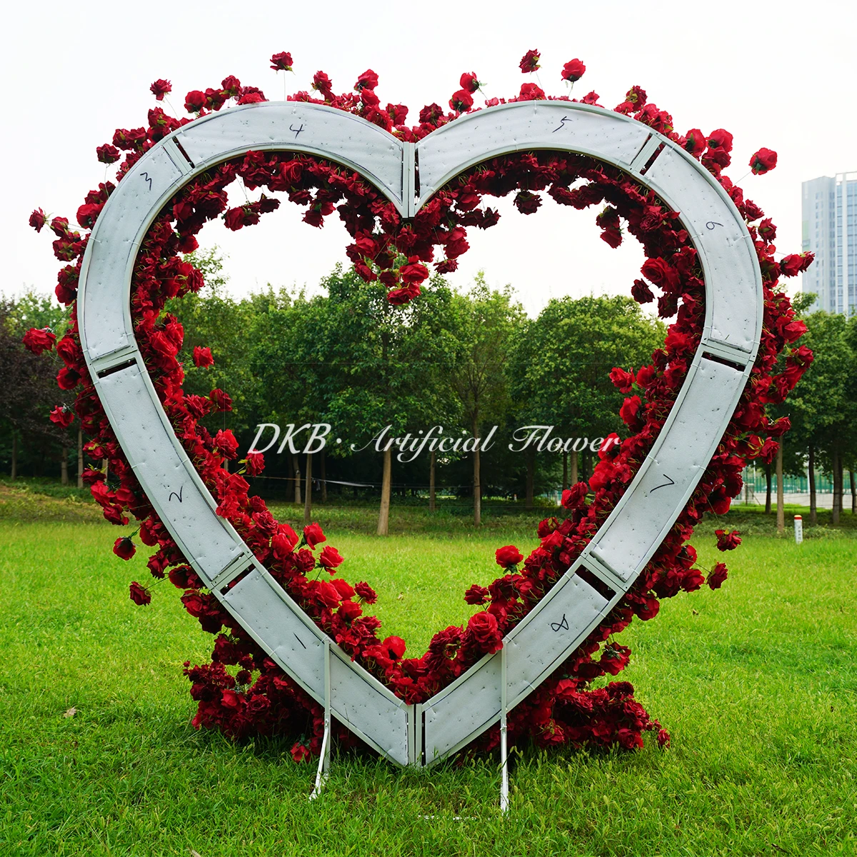 2024 Red rose heart shaped wedding arch decorated flower metal arch for wedding background wedding decoration