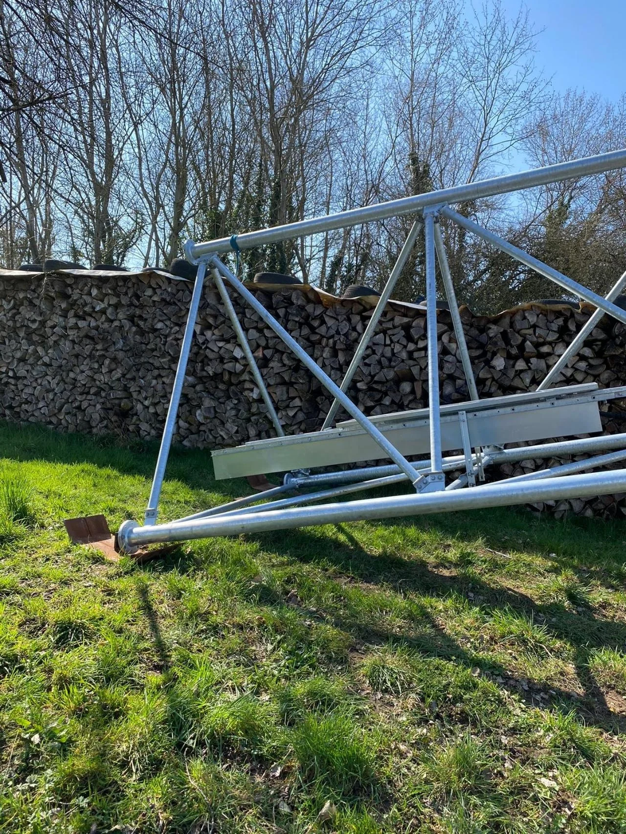 
3 legged tubular telecommunication steel galvanized tower with brackets,fall arrest,aircraft warning light etc accessories 