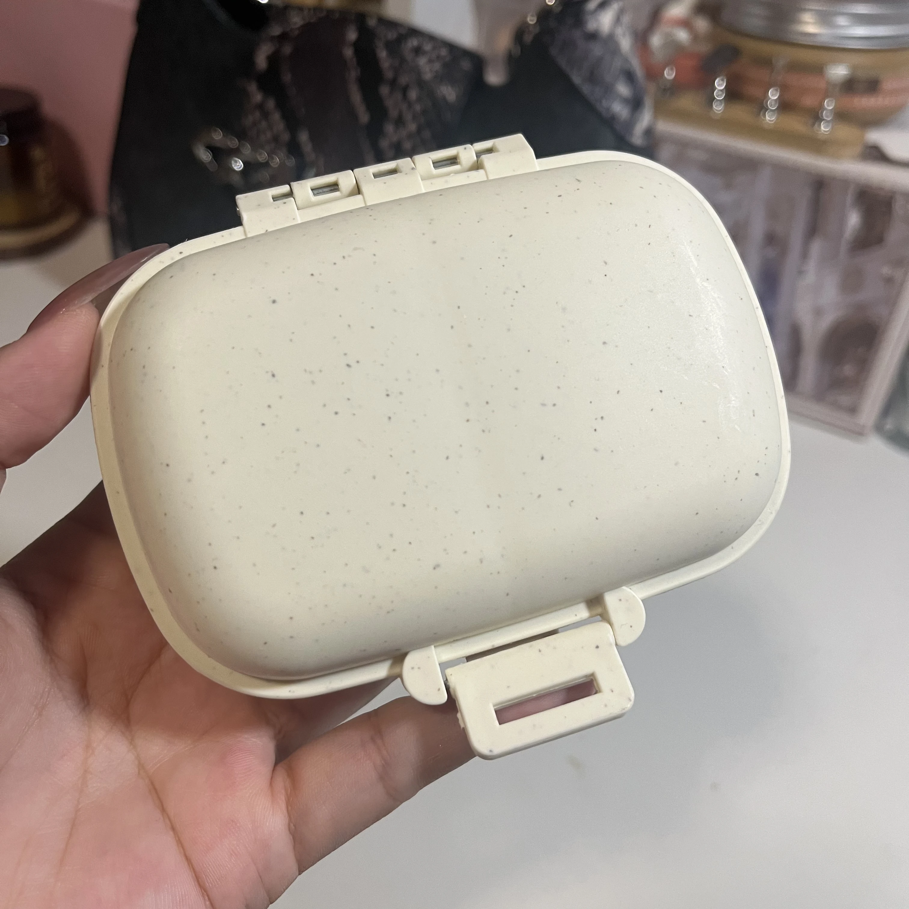 Wholesale Travel weekly pill organizer Food Grade plastic pill box 7 Days Portable Pill case 8 Compartments custom Medicine box