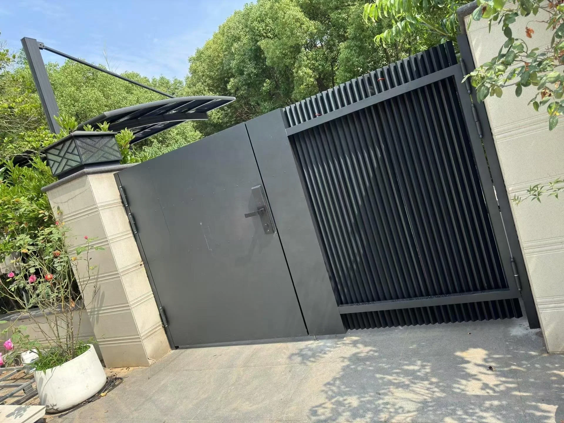 New Chinese Style Villa Entrance Garden Metal Door Aluminum Revolving Security Fence with Pressure Treated Wood for Farm Fencing