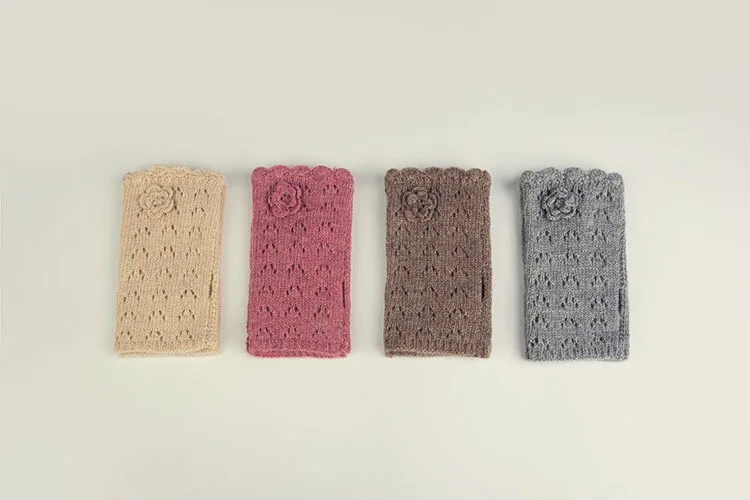 knitted mittens without finger decorated with bowknot and ornamental engraving