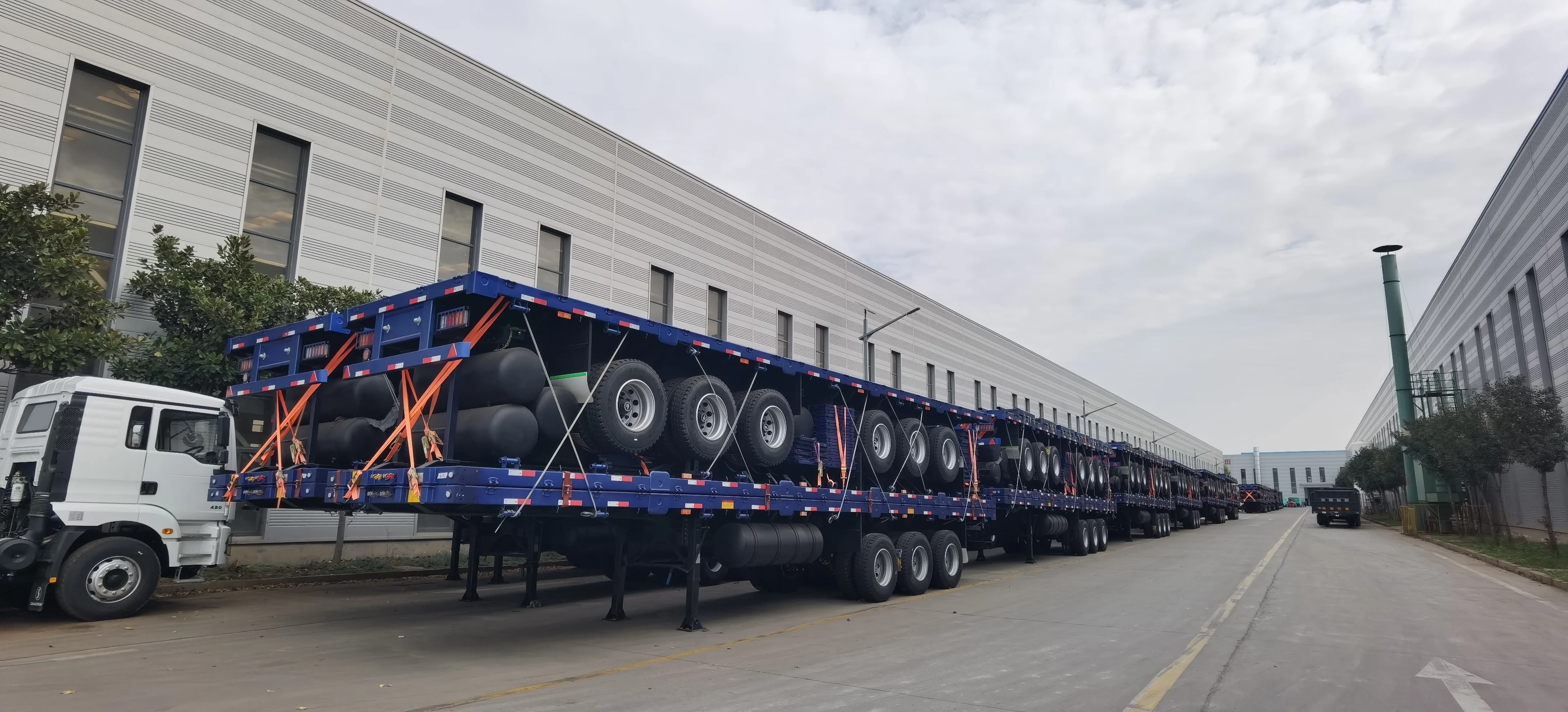 Tri-Axle 40 Feet Flatbed Truck Trailer and Used 40ft Flat Bed Semi Trailer for Sale