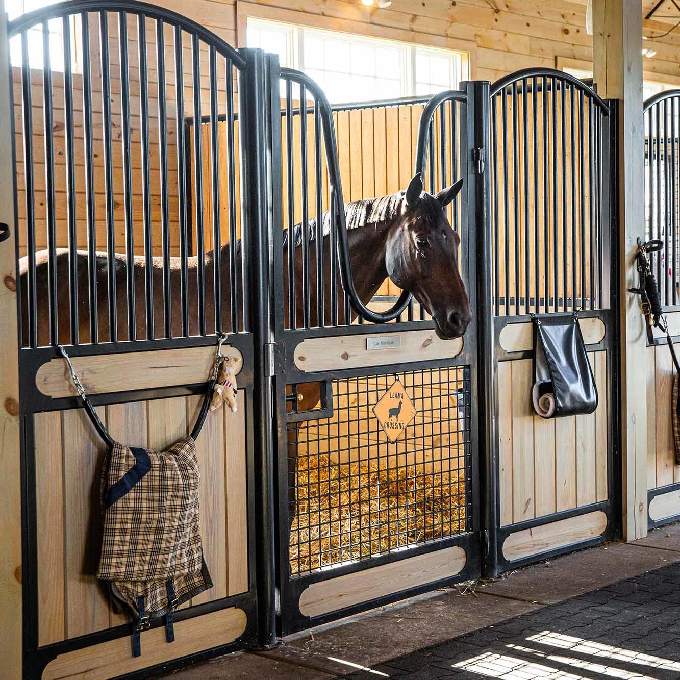 complete horse barn, horse stable mobile