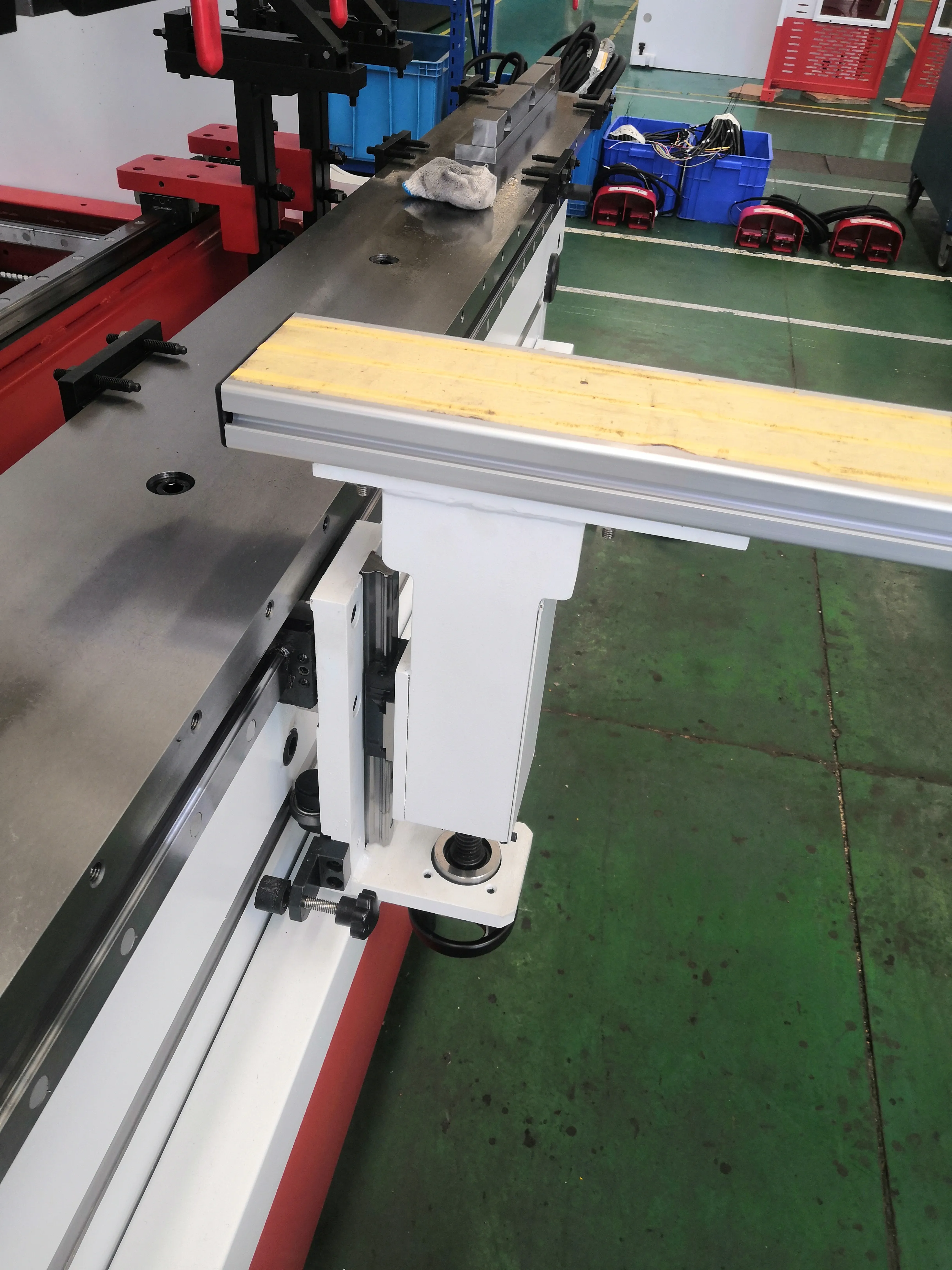  Пресс-тормоз с ЧПУ Intl brand OHA amada PR 6-30T1050 системой