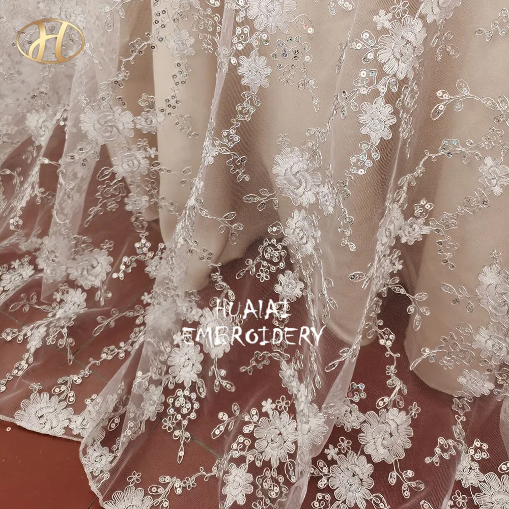 ER020 - 120in White And Silver Tablecloth Luxekant Round 300cm rectangle