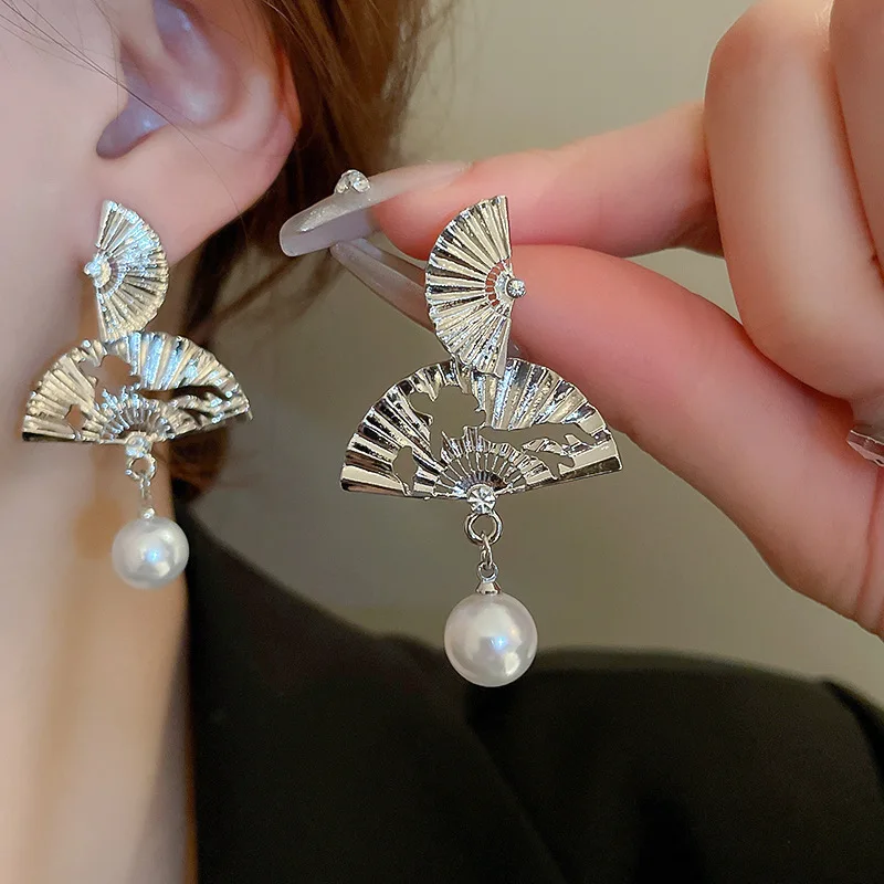DAIHE 2024 New Unique Design Chinese Style Fan Studded Pearl Pendant Earrings For Women