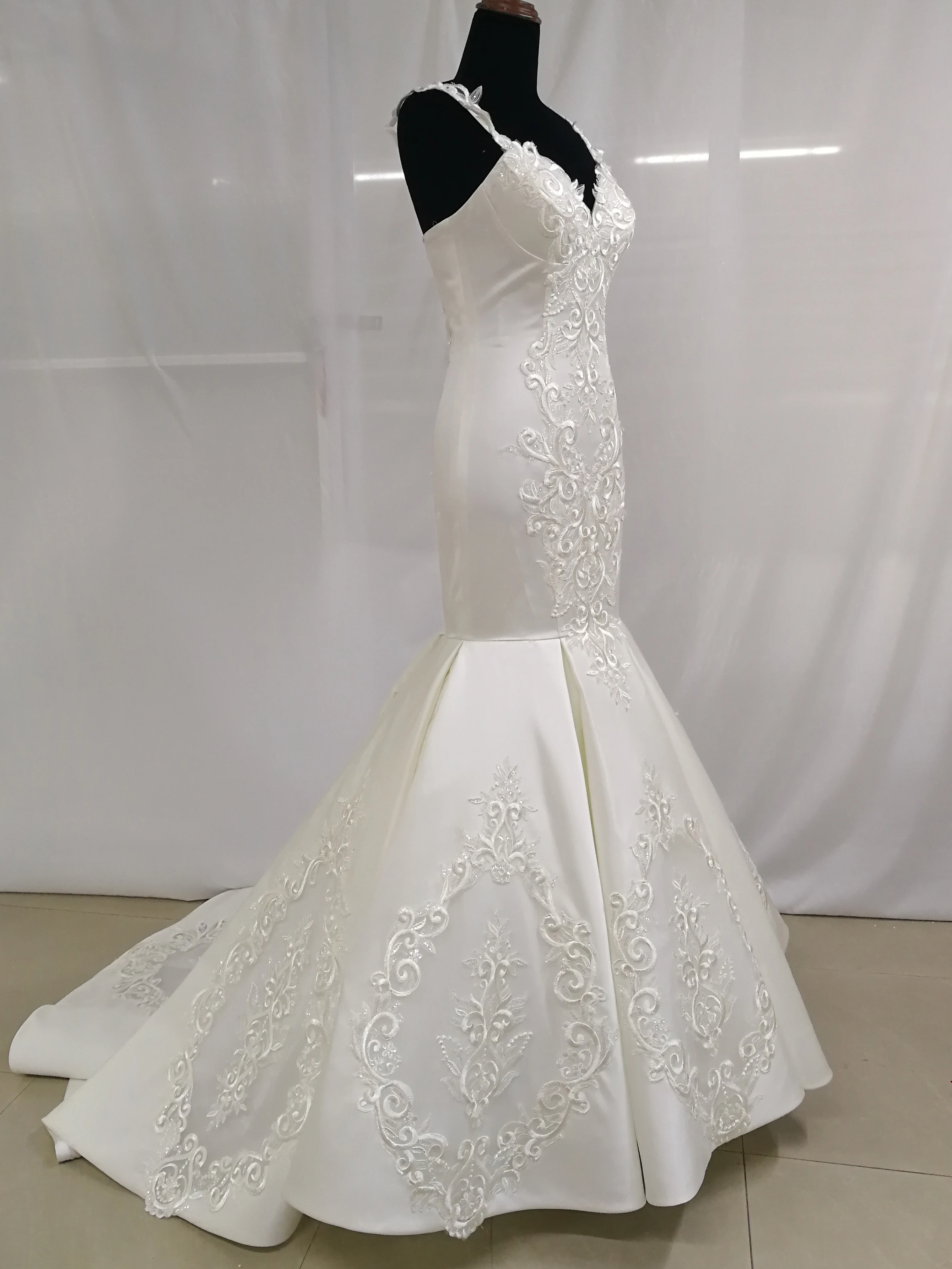 Factory wholesale sleeveless seductive maxi luxury v neck white mermaid wedding dress