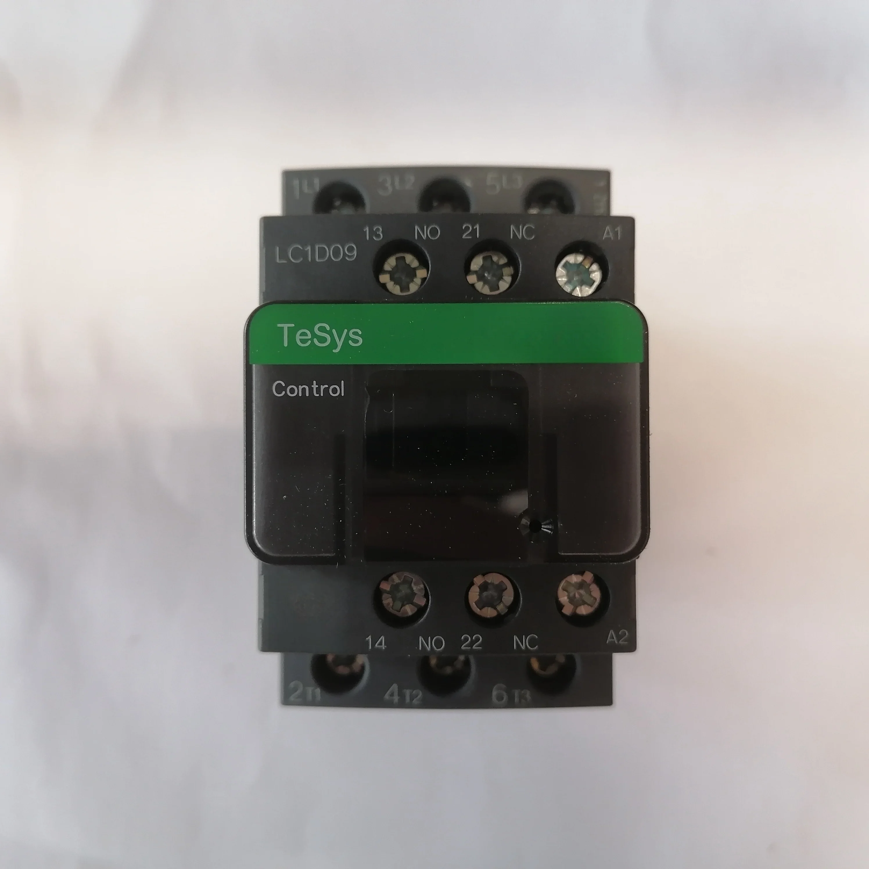 Контактор LC1D TeSys Deca LC1D09M7C 3P(3NO) AC-3/AC-3e <= 440V 9A 220V AC 50/60 Гц катушка винтовые зажимные клеммы