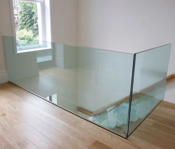 Garde-corps en verre intérieur sur escalier Privacy Glass Balustrades Residential Aluminum U Channel Tempered Glass Fence