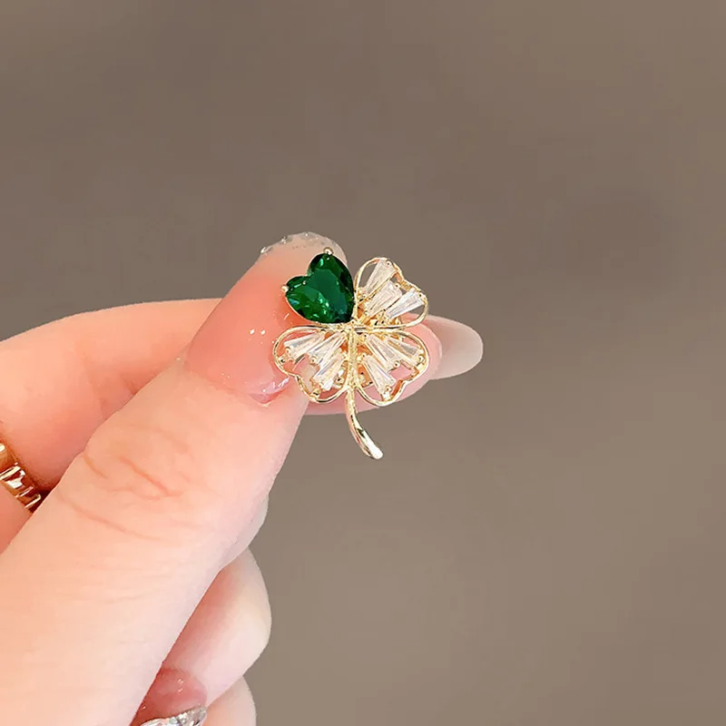 Fashion Women Exquisite Corsage Safety Pin Brooch Lucky Grass Heart Brooch Creative Green Zircon Brooch Jewelry