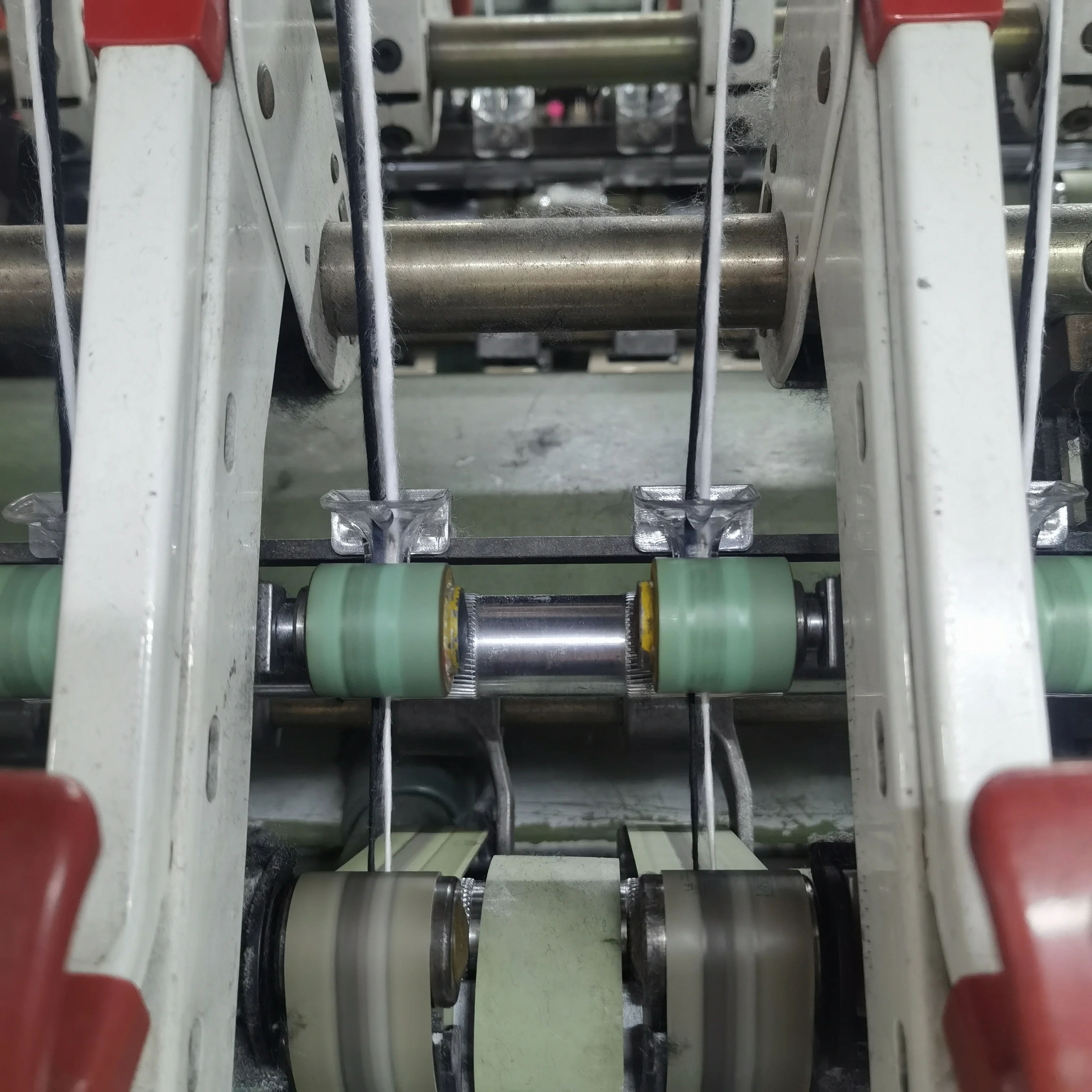 Заводская поставка черная 100% полиэфирная пряжа компактная Siro прядильная текстильная для вязания одежды