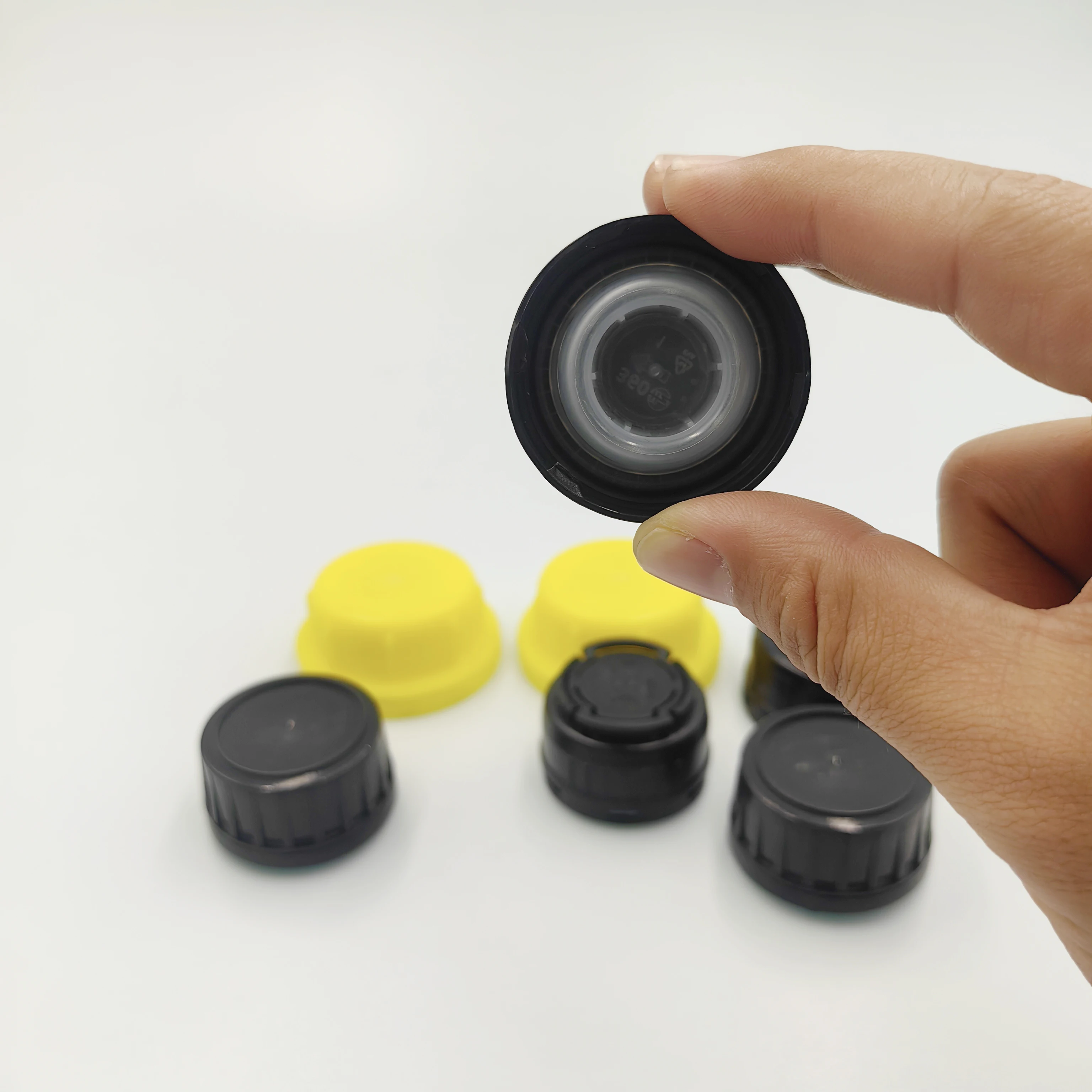 32mm 42mm Wholesale engine oil cap pilfer-proof cap motor oil plastic bottle screw oil cap