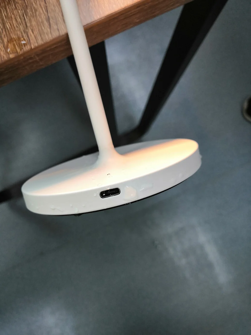  Светодиодный светильник Dimmbare из алюминия Schutzart IP54 Verwendung im Innen-/Aubenbereich Kontaktladestation H38cm