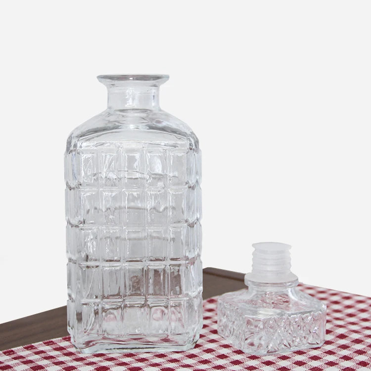 Embossed square 1000ml wine glass bottle glass spice honey jar packaging with glass lid with pp pad