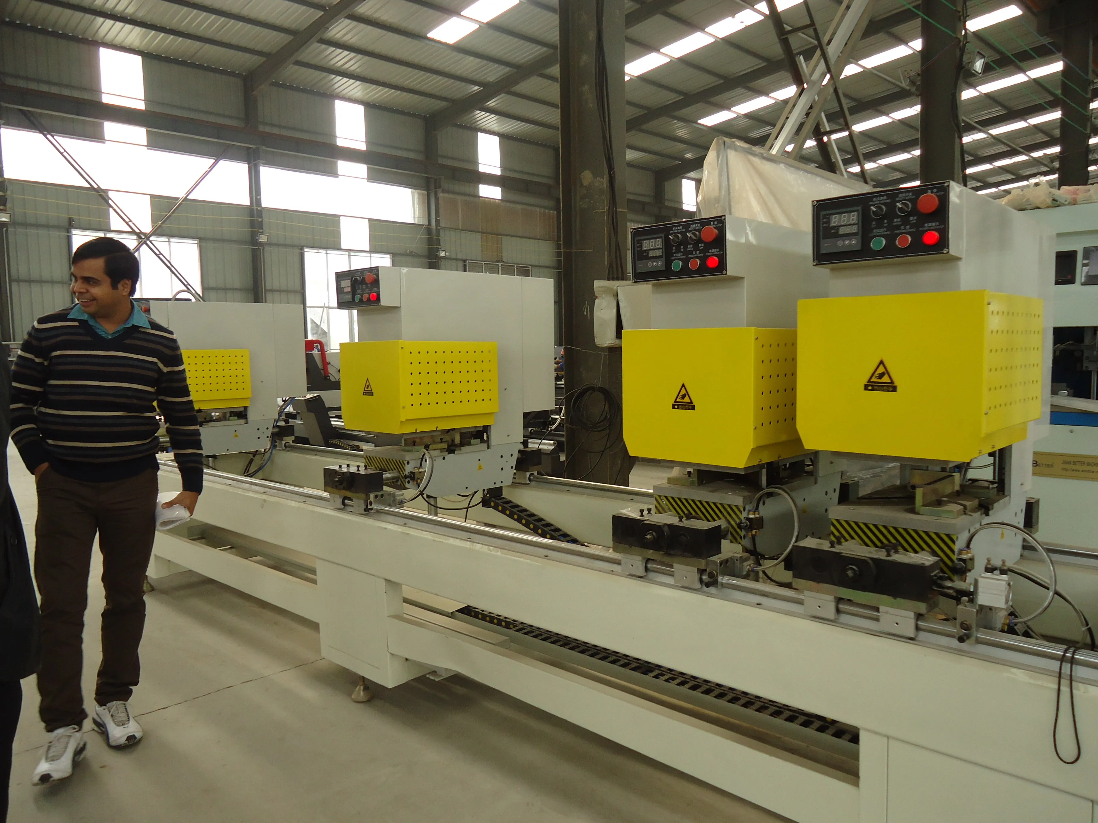 Plastic windows manufacturing machine