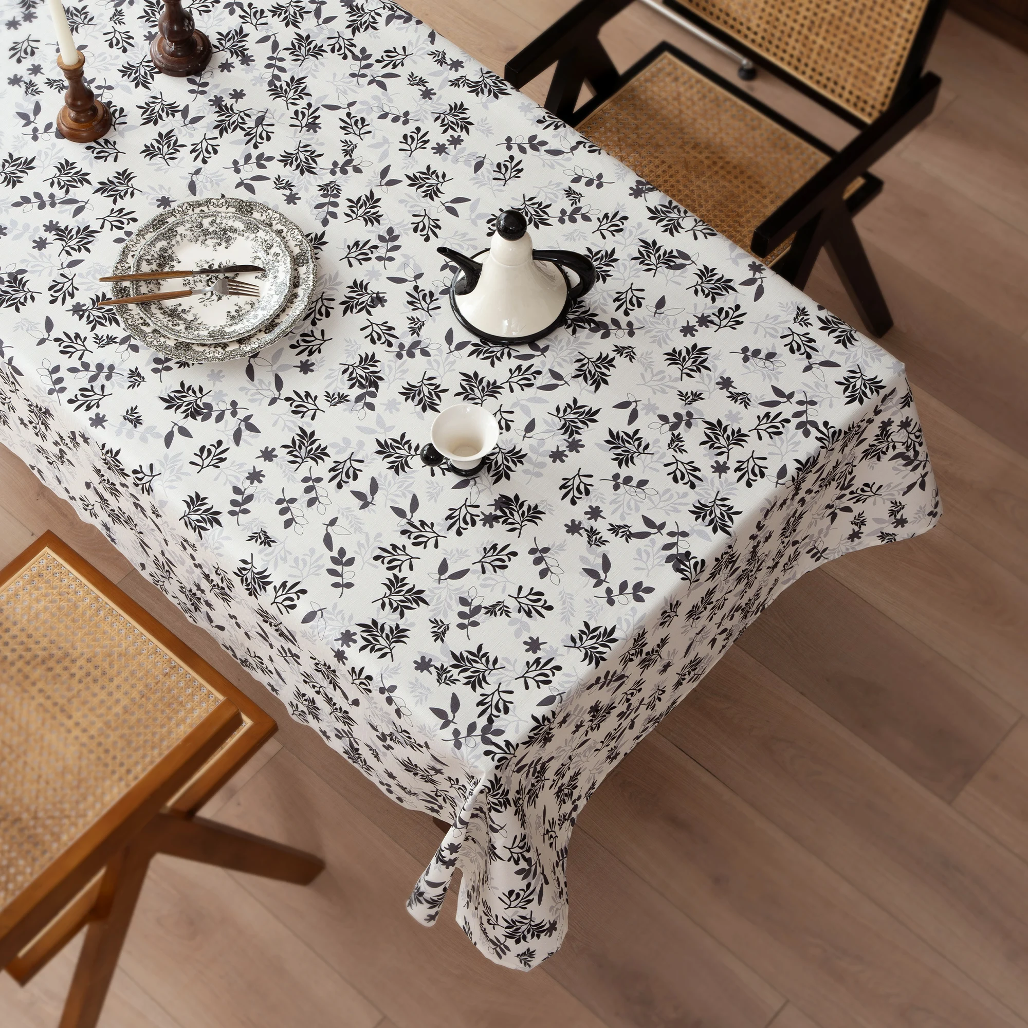 Riches Base OEM Bamboo 100% Polyester Table Cover Leaves Printed Waterproof Table Cloth For Home Decoration Table Decor