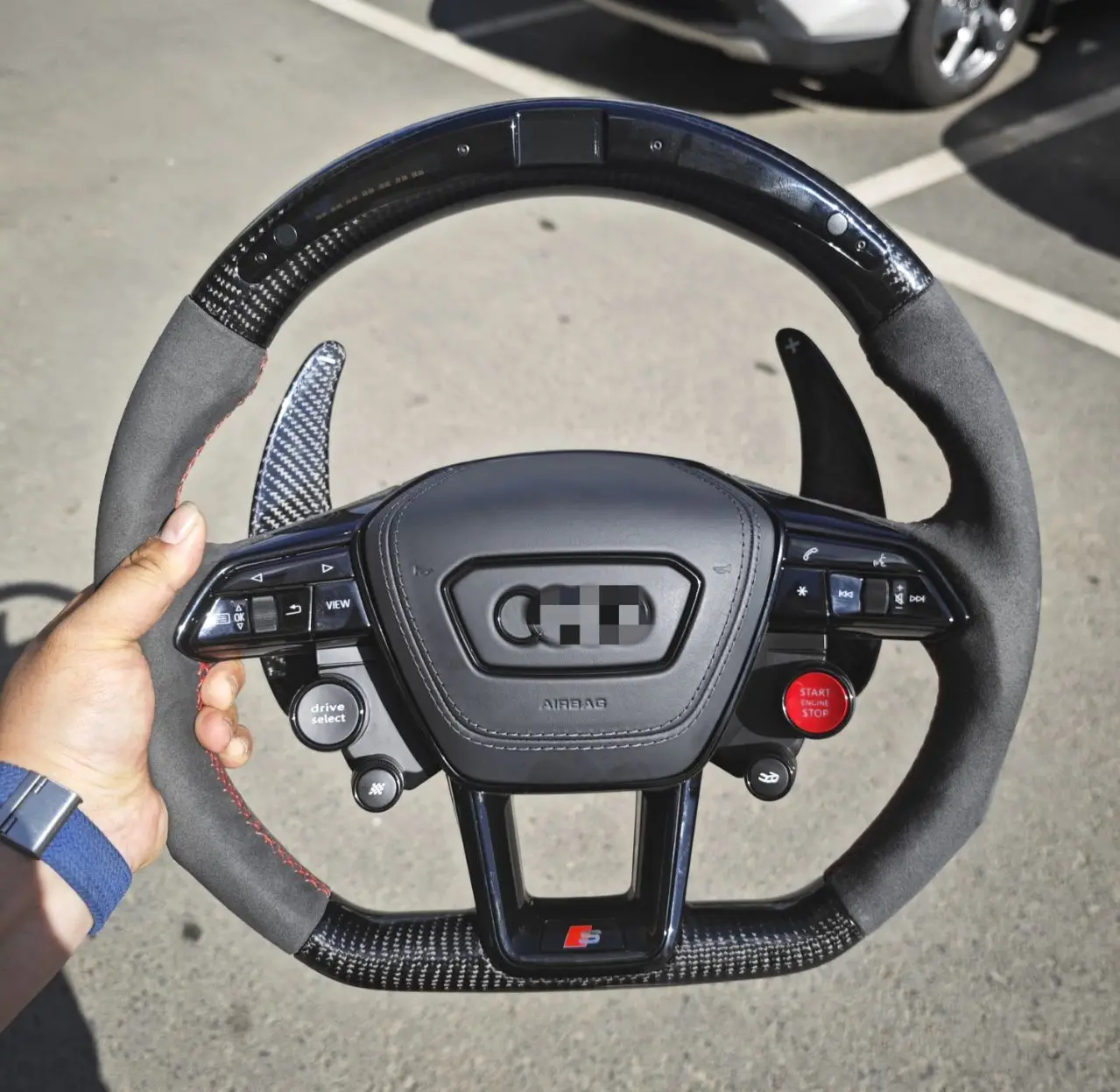 Низкая цена рулевое колесо из углеродного волокна в наличии для Audi Q5 Q7 A6 C6 Q8 SQ5 Q3 TTS TT MK2 A8 S5 A3