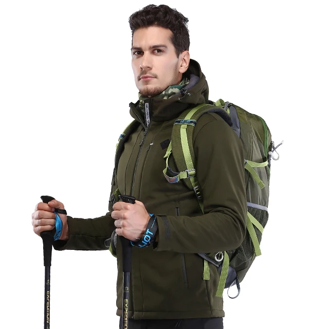 The new fashion softshell jacket waterproof and windbreaker softshell jacket men fleece lining