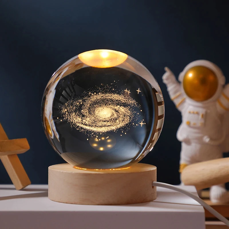 Внутренние сувениры fengshui наши горячие продажи изготовленные на заказ 60 мм 3D лазерная гравировка хрустальный шар для галактики с теплым деревянным светодиодным основанием