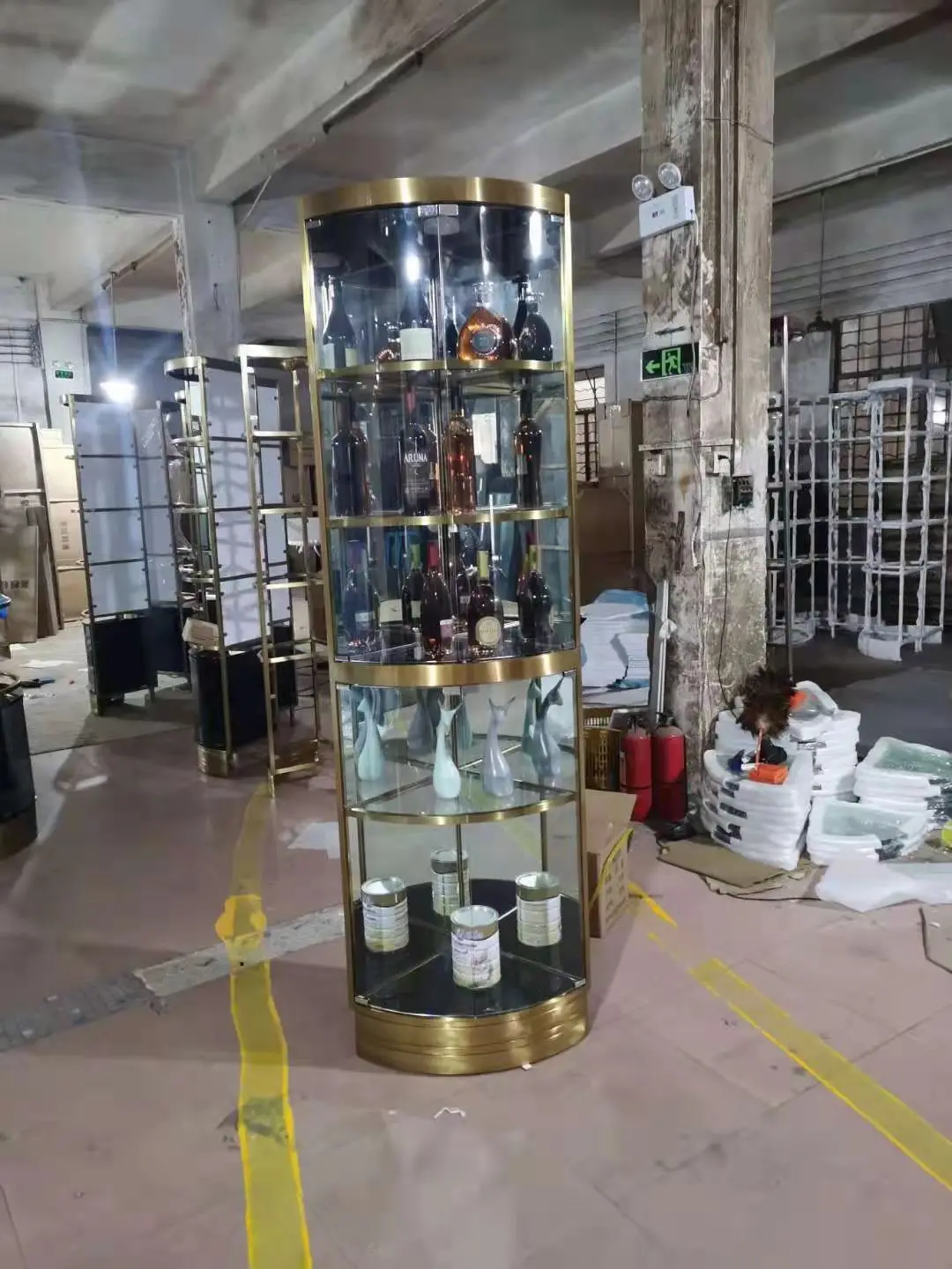 Модель настенного светильника Ggarden для комнаты, Роскошный домашний треугольный шкаф из нержавеющей стали, современный простой угловой винный шкаф для гостиной