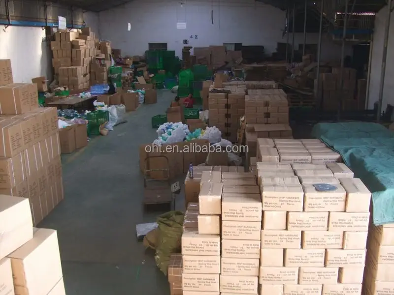 Пластиковая щетка для чистки пола