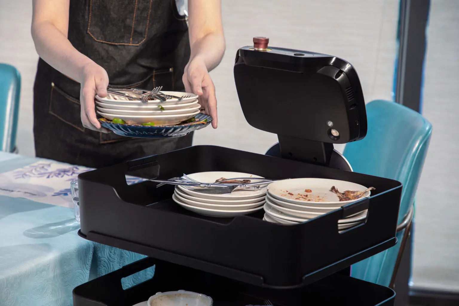 Segway food delivery robot smart robotic catering service waiter for restaurant coffee shop hotel and fast food shop