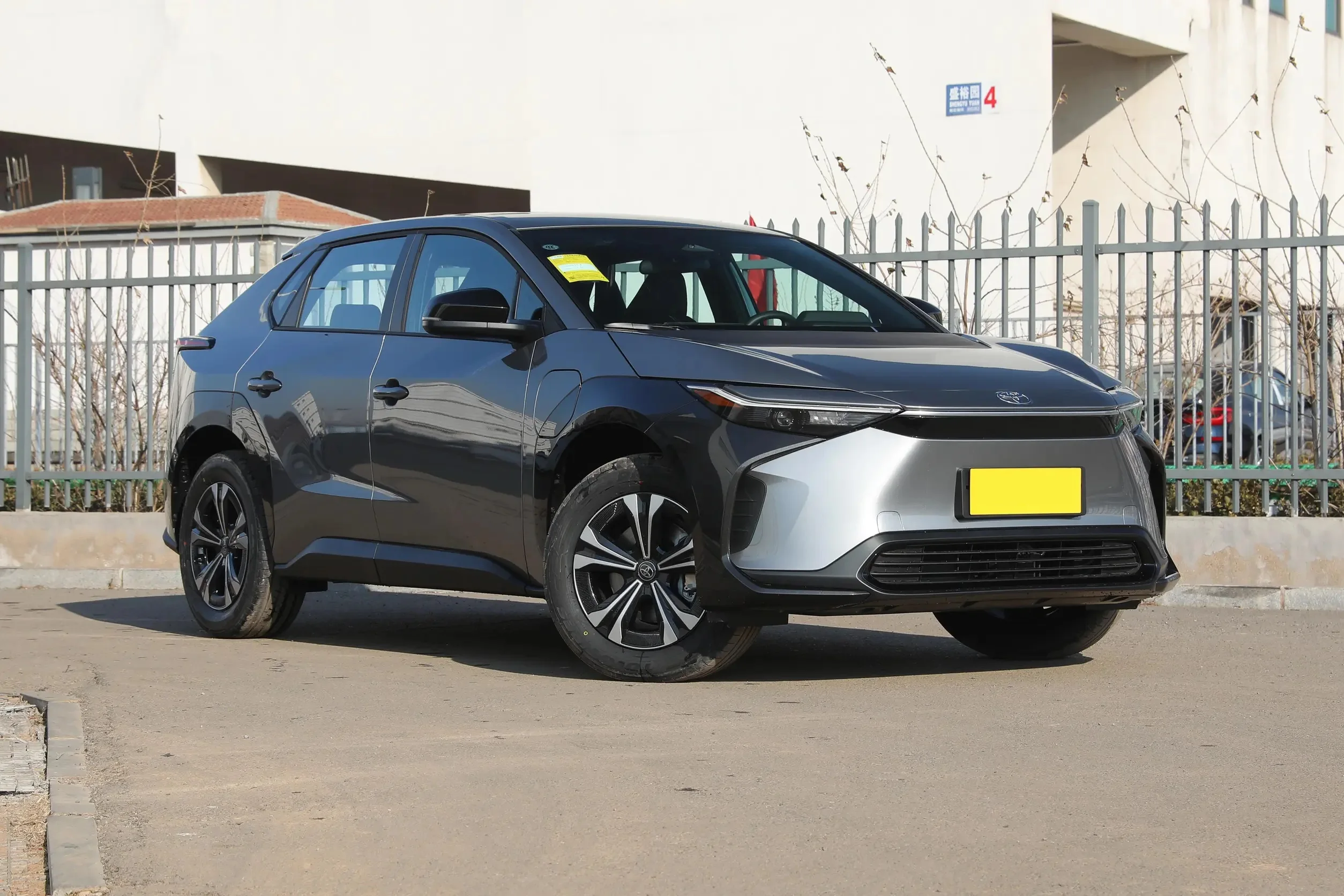 Лидер продаж Toyota bZ4X EV китайский бренд 5-дверный 5-местный промежуточный внедорожник 615 км новые энергетические транспортные средства для продажи