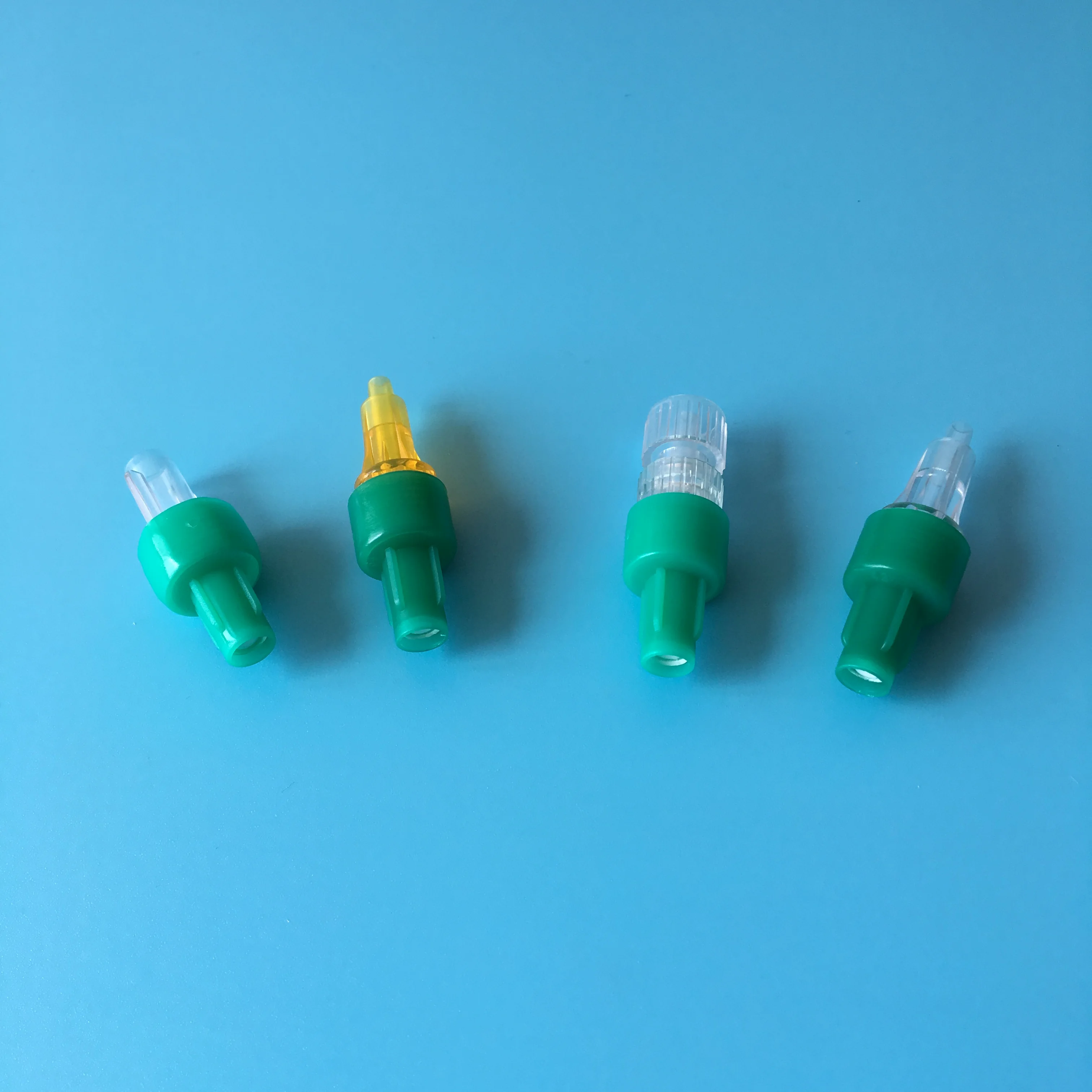 Male luer lock connector protection cap with air filter