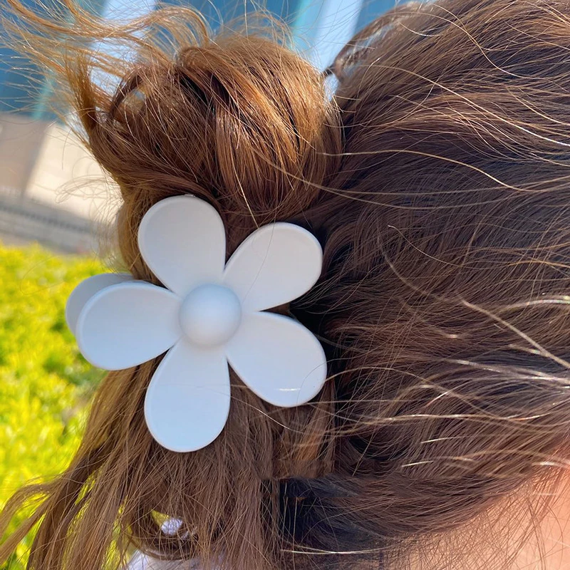 Цветные заколки для волос пластиковые зажимы цветки ромашки большие размеры яркие аксессуары