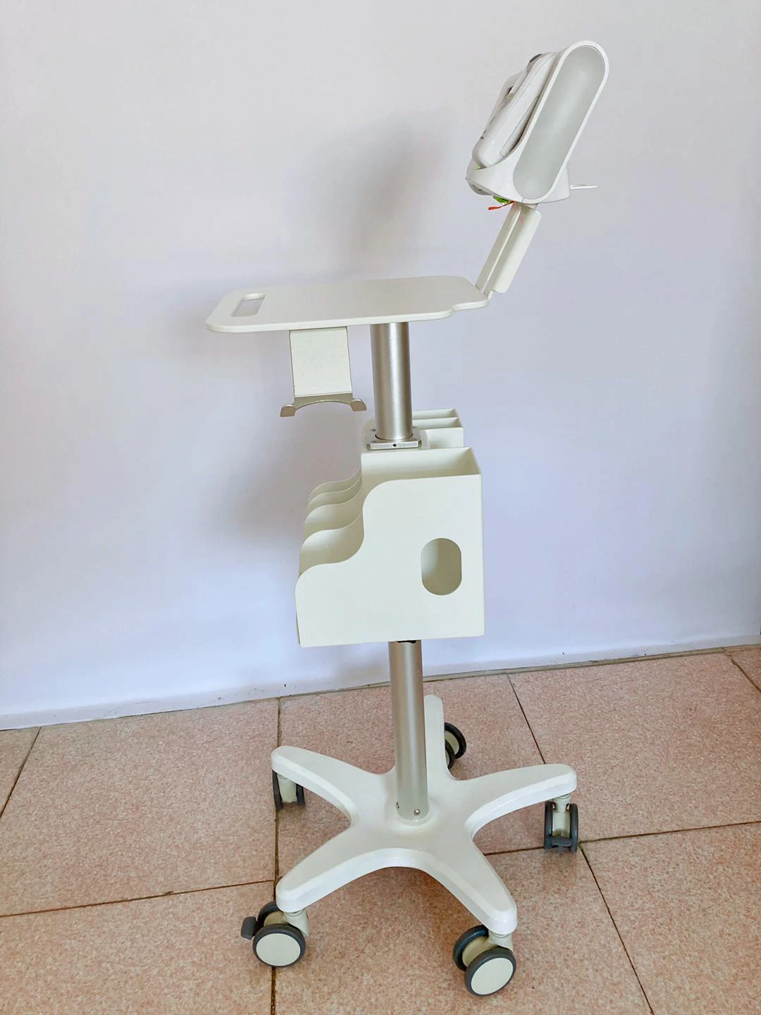 Больничная тележка, витражные знаки, монитор с подставкой, другая Больничная мебель, колесная тележка для медицинского оборудования