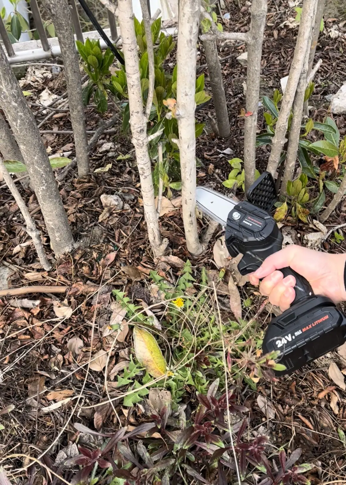 Rechargeable Battery Chain Saw Cordless Electric Chainsaw For Garden Work