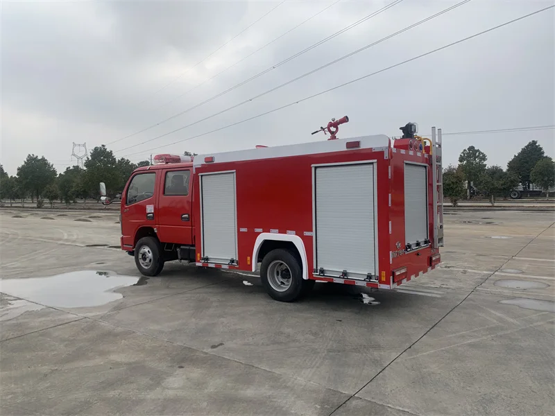 mini small Dongfeng 2 ton holding 2+3 men jet height 40m maximum 100km/h water tank fire truck