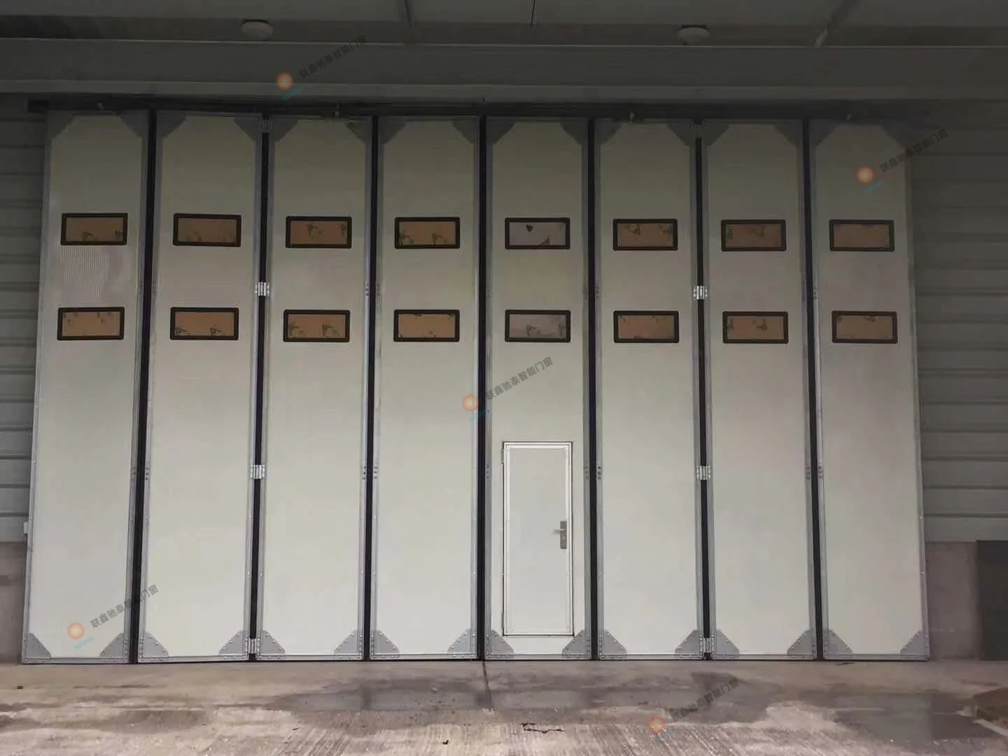 Manufacturer Industrial Heavy-Duty Aluminum Iron Durable Sliding Folding Door for Factory