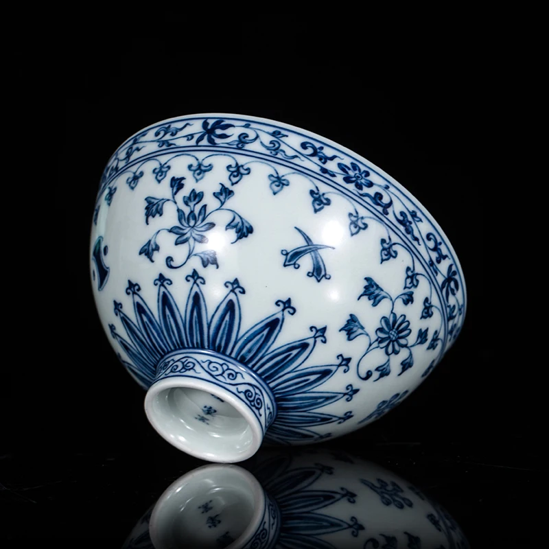 Керамическая чайная чашка в китайском стиле кунг-фу Jingdezhen ручной работы обернутая цветами с куриным сердцем синяя и белая фарфоровая