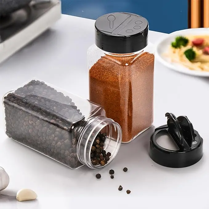 Бесплатная дешевая прозрачная пластиковая Квадратная бутылка для специй с черной крышкой из Китая