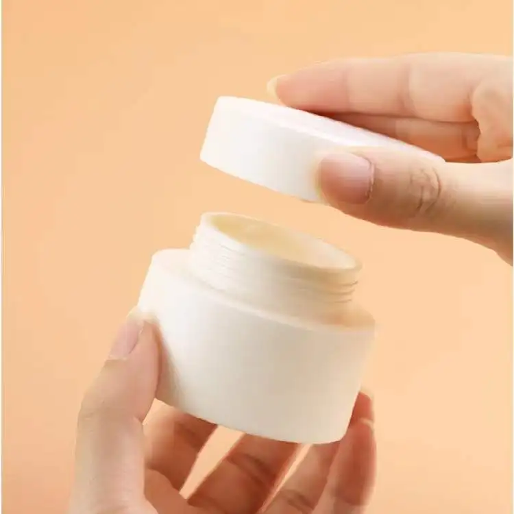 Factory OEM ODM 30g 50g 80g pet plastic cream cans wholesale white cosmetic body lotion container jar with lid