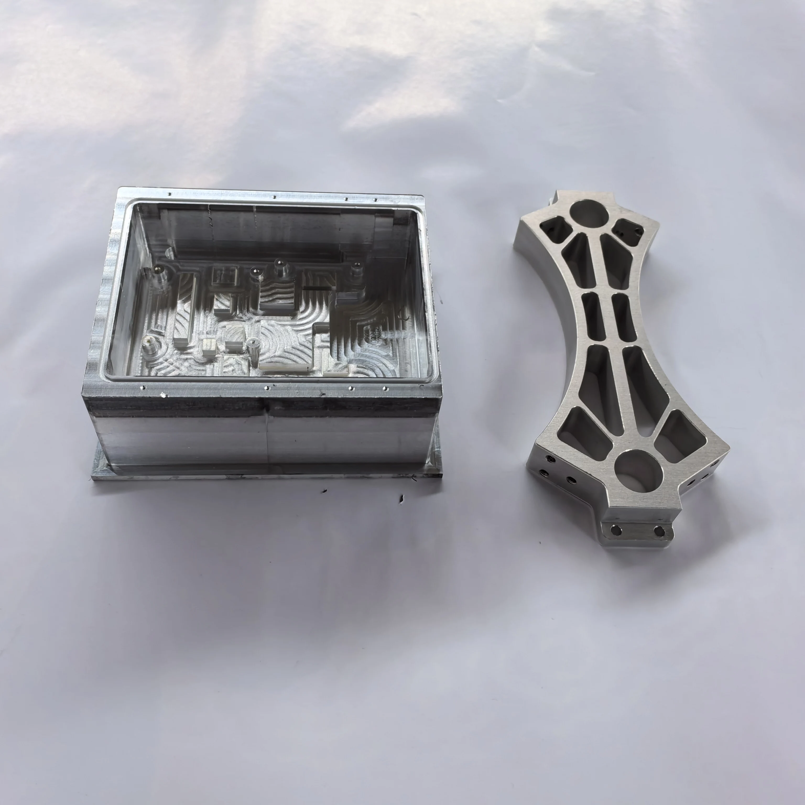 Пользовательские услуги 3D-печати с ЧПУ металлические алюминиевые детали из нержавеющей стали включая сверлильные проволочные технологии протяжки EDM
