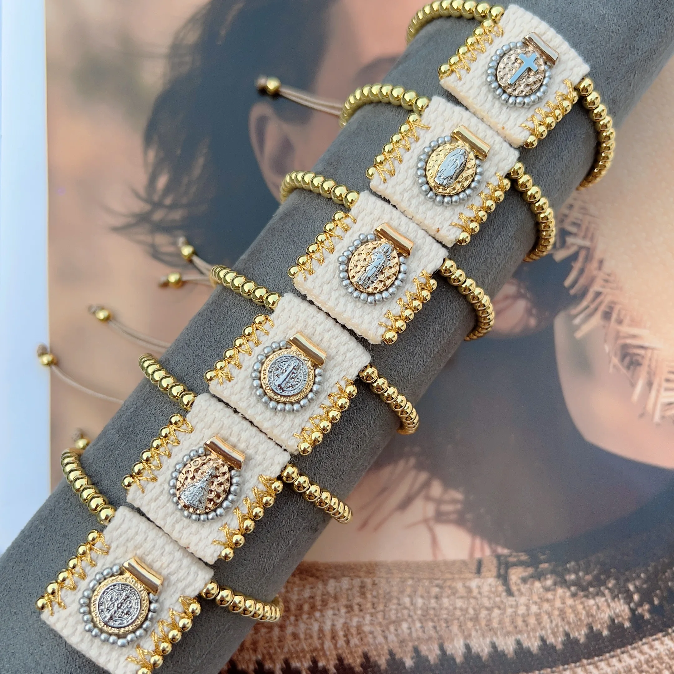 Женский браслет из бисера