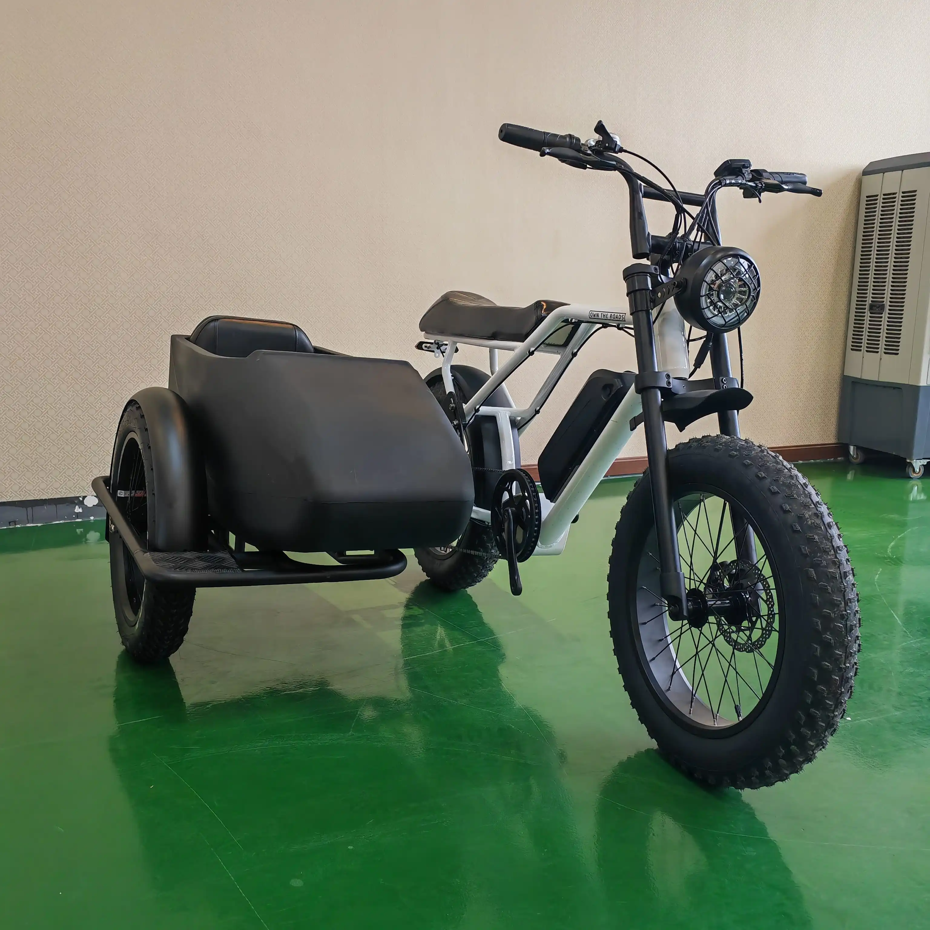 Retro motorcycle right three-wheeled ebike holiday family sidecar fashion electric tricycle