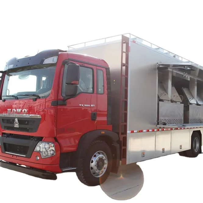 SinoTruk HOWO 4WD Off-road camper  with 8-16 bed   team camper truck