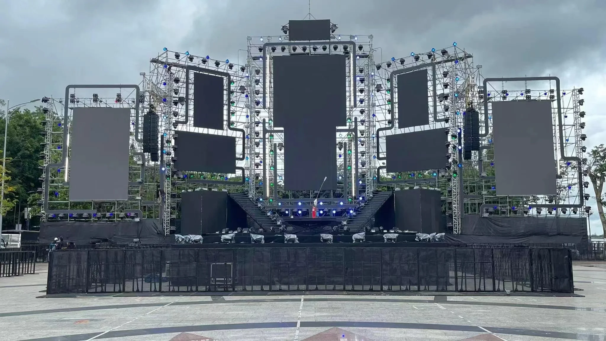 Заводская цена DJ освещение событий алюминиевая серебряная Guangdong FS квадратная ферменная стойка тотемная сценическая демонстрация инвалидная коляска из алюминиевого сплава