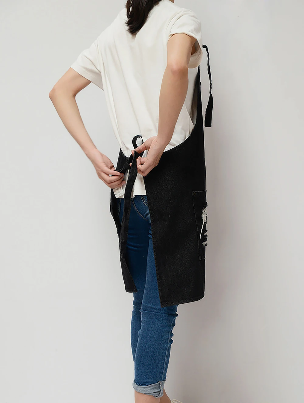 
Wholesale Korea Style Personality Denim Apron Office Studio Gourmet Waiter Apron With Pocket 