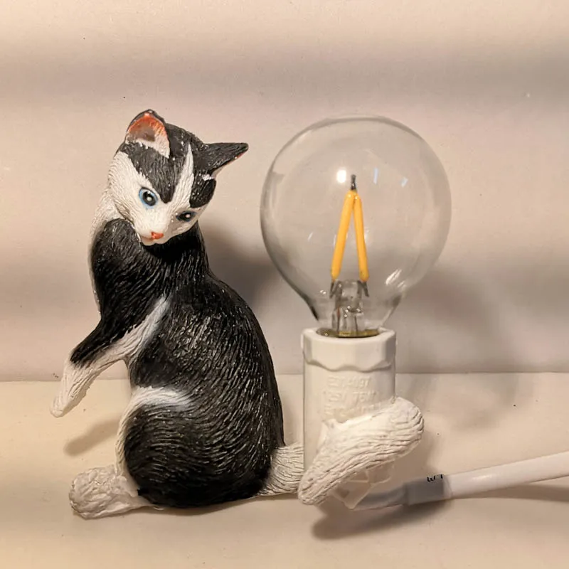 European Style Gold Resin Table Lamp LED Light Source for Indoor Lighting for Living Room and Bedroom Decor