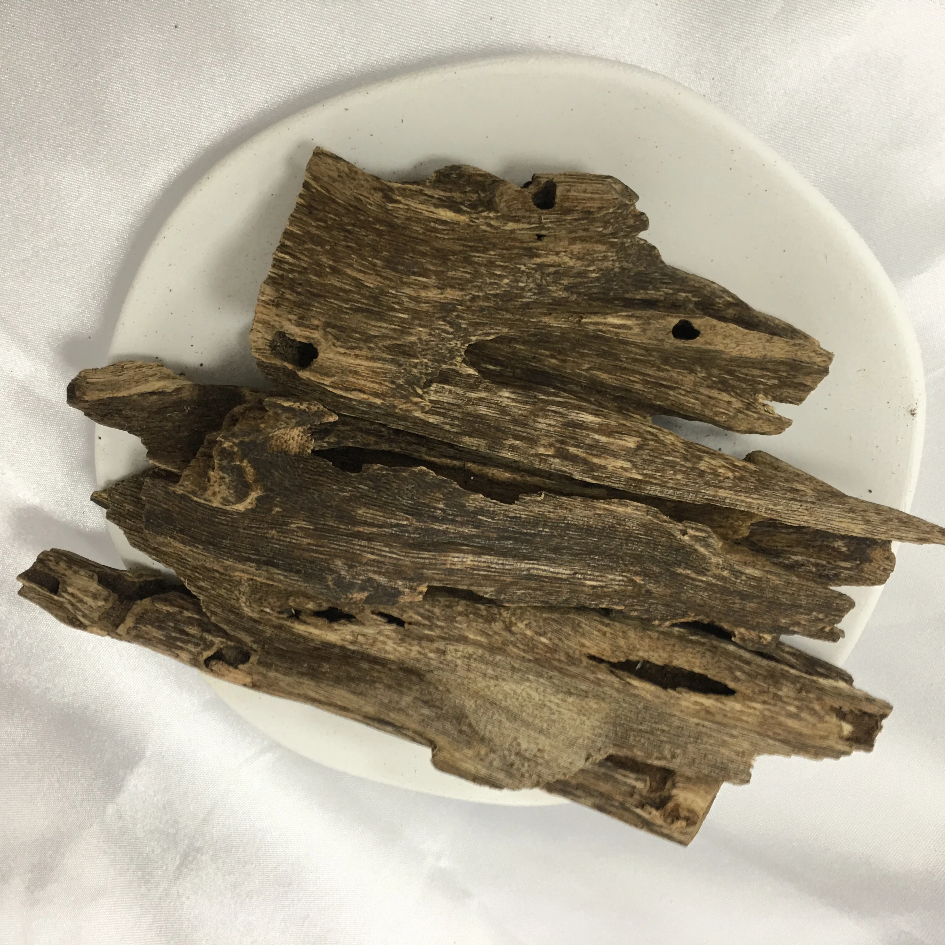 100% Natural High Quality ANT Oud Agarwood Chips Middle East Saudi Favorite aromatic Al Bakhoor Oud