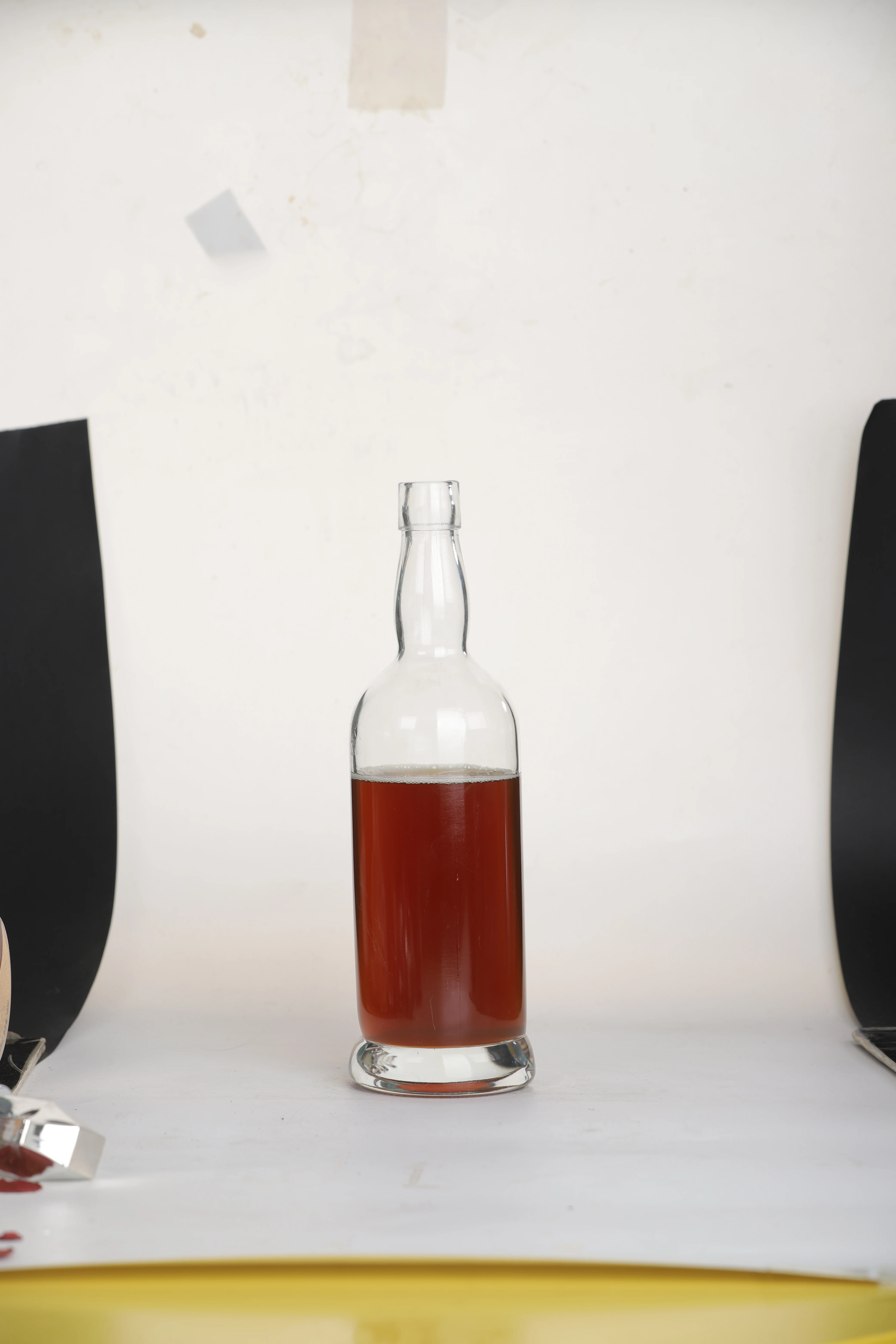 Оптовая продажа стеклянная бутылка для водки пустая джина круглая ликера с пробковой пробкой