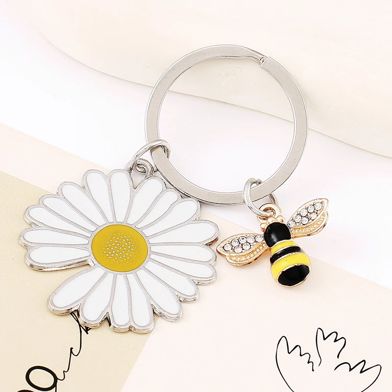 Lovely Key Bag Charms Keyring Metal Enamel Bee White Daisy Flower Keychain Accessory For Women