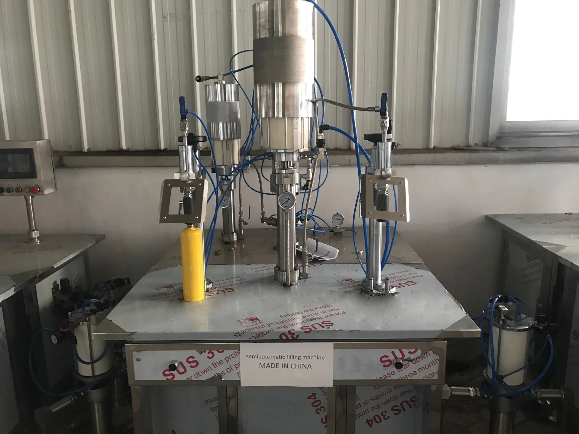Semi automatic Under Cap Aerosol refrigerant gas filling machine for 1000ml R134a gas cylinder