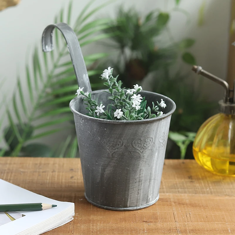 Factory wholesale Zakka retro iron flower bucket, balcony flower with hook, decorative wall flower flower bucket