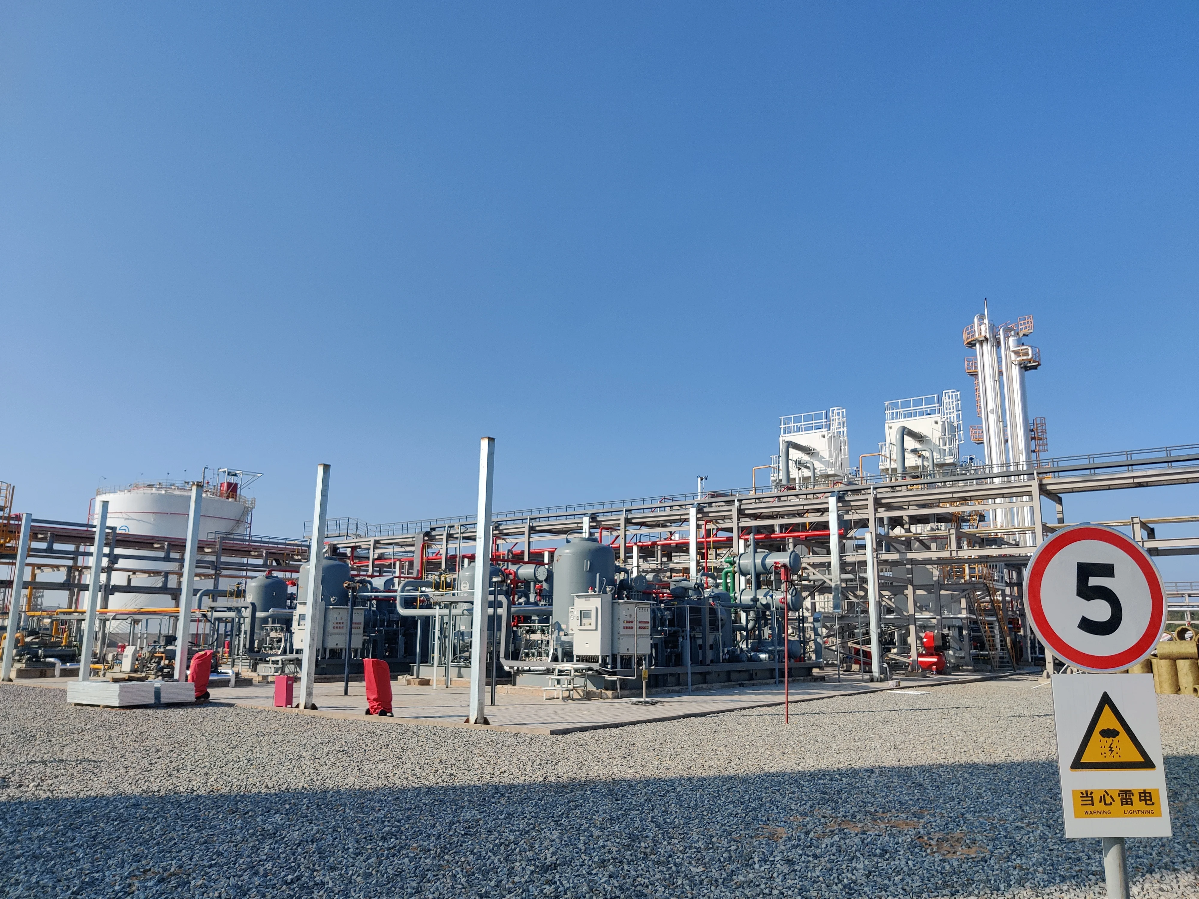 Крупномасштабная установка для сжижения жидкого природного газа